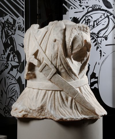 Gebeeldhouwd torso van een ruiter door Roman Roman