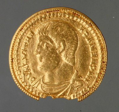 Solidus van Magnentius, gevonden in Kirchberg, ca. 350-353 (goud) door Roman Roman
