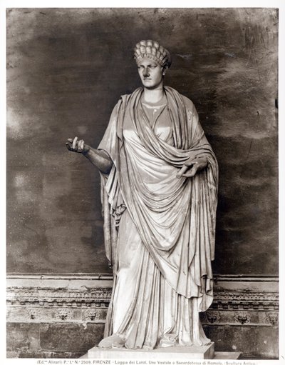 Standbeeld van een Vestaalse Maagd of Priesteres van Romulus door Roman Roman