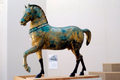 Standbeeld van een van de vier triomfantelijke quadriga-paarden van San Marco (brons) door Roman Roman