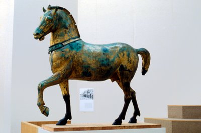 Standbeeld van een van de vier triomfantelijke quadriga-paarden van San Marco (brons) door Roman Roman