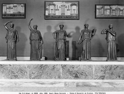 Standbeelden van Dansers. Tentoonstelling uit een buitenvilla van Herculaneum door Roman Roman