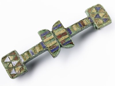 Riemverbinding met bovenoppervlak ingelegd met rood, blauw en geel email, uit het Romeinse legioensfort in Inchtuthil, Caputh, Perthshire door Roman Roman