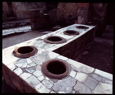 Thermopolium marmeren toonbank, 5e eeuw v.Chr. - 1e eeuw n.Chr. door Roman Roman