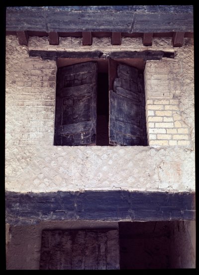 Zicht op een verkoold raam van een huis van de veranda van de decumanus maximus, 5e eeuw v.Chr.-1e eeuw n.Chr. door Roman Roman