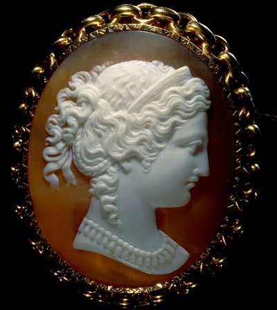 Portret van een vrouwelijk profiel; camee op sardonyx, gezet in goud door Roman School