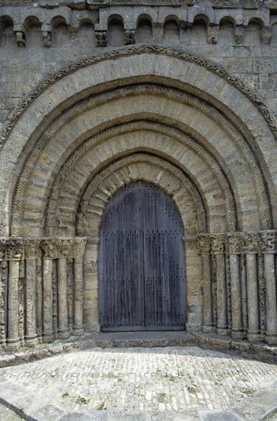 12e-eeuwse kerk met een mooie Poitevine-gevel (Romaanse stijl). Chaize-Giraud in Vendée (85) door Romanesque