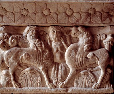 Een centaur en een leeuw, gesculpteerd kapiteel in de tribune van het klooster door Romanesque