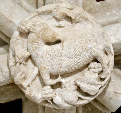 Een lam, detail van het gewelf van de Saint Laurent kapel (detail) door Romanesque