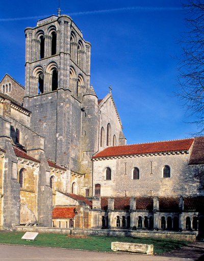 Basiliek van Vézelay (Yonne, Bourgondië), buitenaanzicht door Romanesque