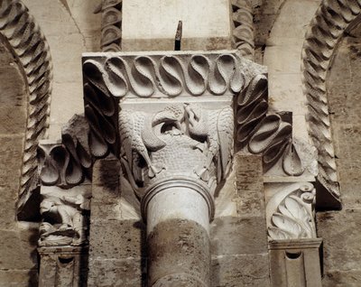 Vogels eten vis en wormen (gekerfde kapiteel) door Romanesque