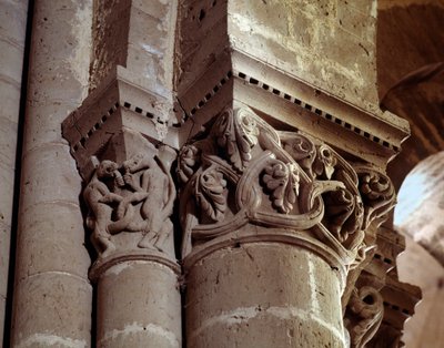 Gekerfd kapiteel van het schip door Romanesque