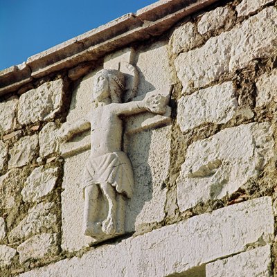 Christus gekruisigd (stenen beeldhouwwerk) door Romanesque