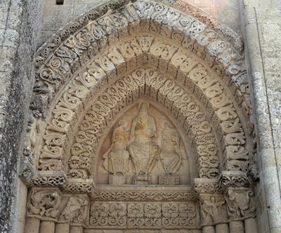 Christus in glorie tussen St. Paulus en St. Petrus, valse poort (beeldhouwwerk) door Romanesque