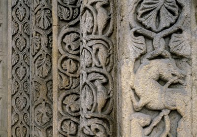 Decoratieve details van de gevel van de Basiliek, begin 12e eeuw door Romanesque