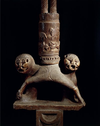 Detail van Paaskaars met leeuwen door Romanesque