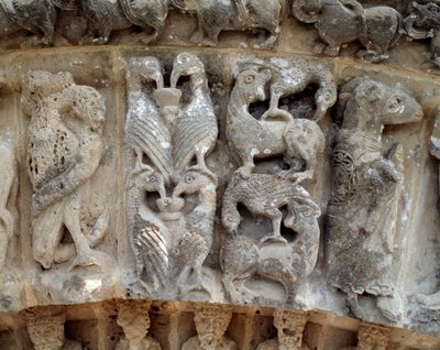Detail van beeldhouwwerken van het zuidportaal door Romanesque