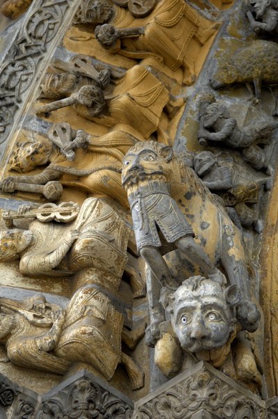 Detail van het gebeeldhouwde gewelf van de gevel van de kathedraal Saint Marie door Romanesque