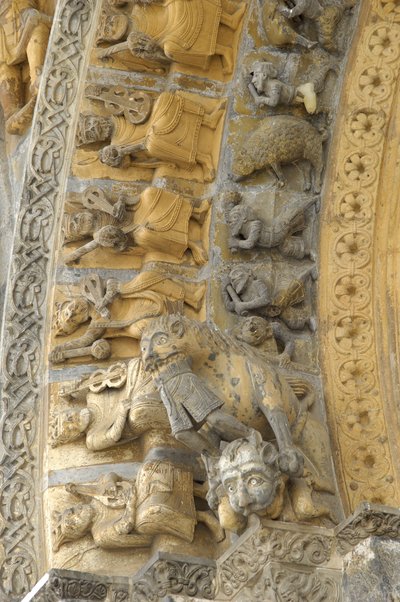 Detail van het gebeeldhouwde gewelf van de gevel van de kathedraal Saint Marie, Oloron Sainte Marie (Atlantische Pyreneeën) door Romanesque