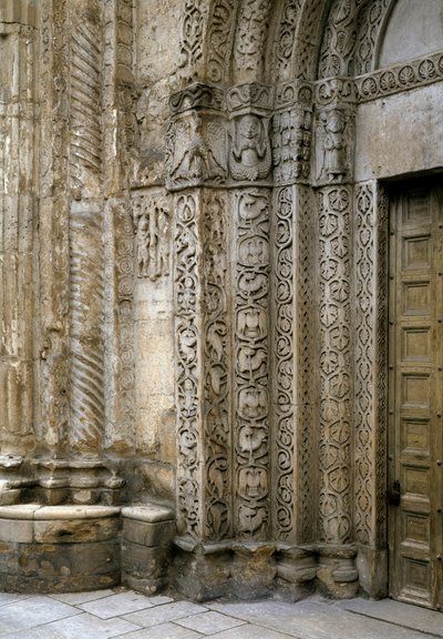 (detail) van de gevel linkerkant van het portaal van de Basiliek, begin 12e eeuw door Romanesque