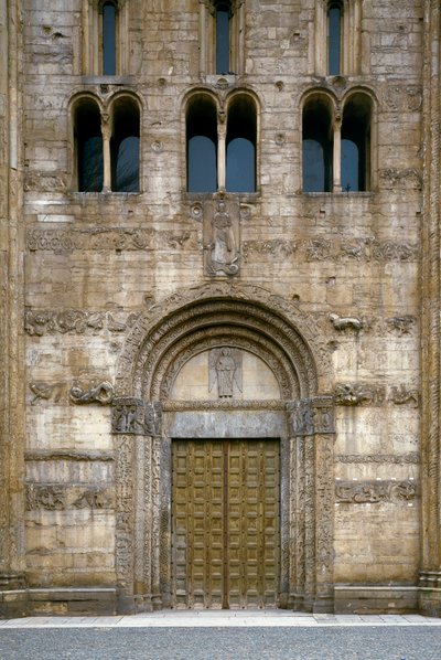 Detail van de gevel met het portaal van de Basiliek door Romanesque