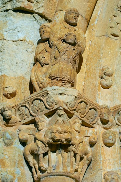 Gevel van de Kerk van Santa Maria de Covet, Isona, Spanje, detail van een kapiteel door Romanesque