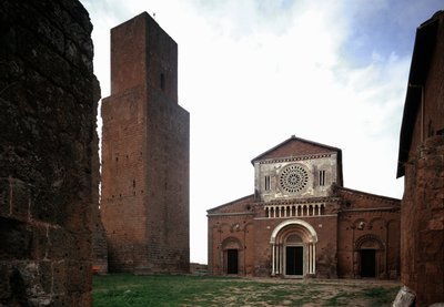 Gevel en toren van de kerk van Sint Pieter, gebouwd rond 1250 en gerestaureerd in 1870, Tuscania, Italië door Romanesque