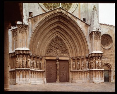 Gotische kunst: (detail) van het centrale portaal van de kathedraal van St. Thecle in Tarragona door Romanesque