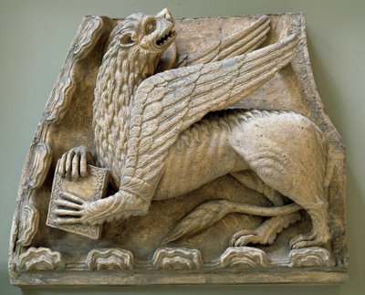 Griffioen sculpturen van het origineel van het portaal van de Kerk Saint Loup de Naud door Romanesque