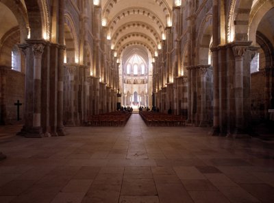 Interieur van de Kathedraal van Vézelay (89): Het schip door Romanesque