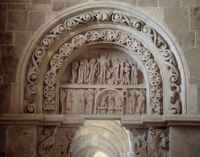 Noordportaal: de verschijning van Jezus na zijn dood en de hemelvaart (beeldhouwwerk) door Romanesque