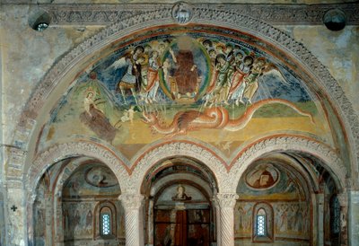 Voorstelling van de Apocalyps: de engelen doorboren met hun pijlen het monster met zeven hoofden door Romanesque