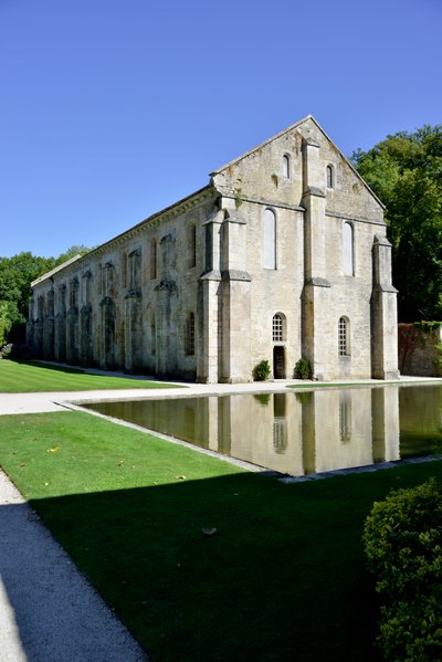 Romaanse architectuur: buitenaanzicht van de smederij van de Cisterciënzer abdij van Fontenay, Bourgondië, eind 12e eeuw door Romanesque