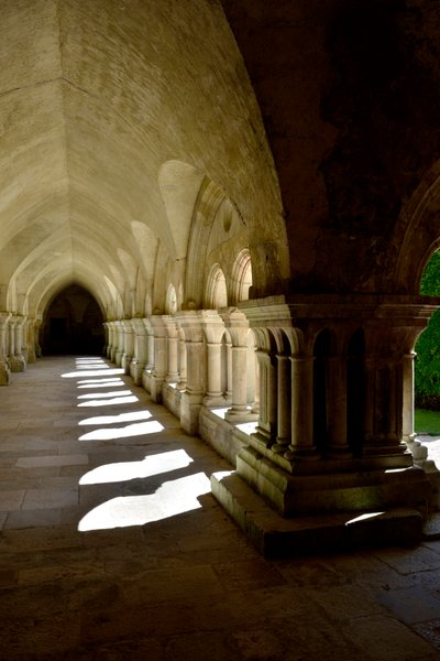 Romaans architectuur: galerij van het klooster van de Cisterciënzer abdij van Fontenay, Bourgondië door Romanesque