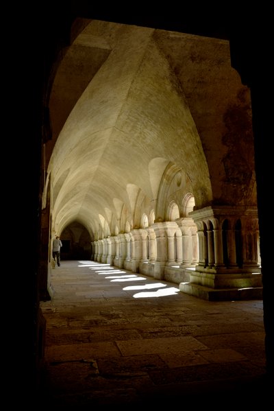 Romaans architectuur: galerij van het klooster van de Cisterciënzer abdij van Fontenay, Bourgondië door Romanesque