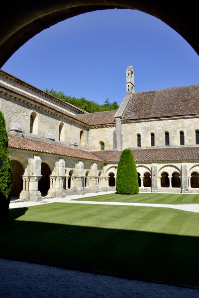 Romaanse architectuur: overzicht van de kloosterhof en de gebouwen van de Cisterciënzer abdij van Fontenay, Bourgondië door Romanesque