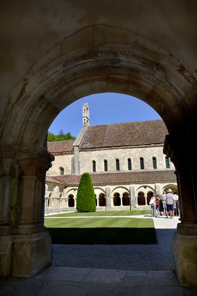 Romaans architectuur: zicht op het klooster en de gebouwen van de Cisterciënzer abdij van Fontenay, Bourgondië door Romanesque