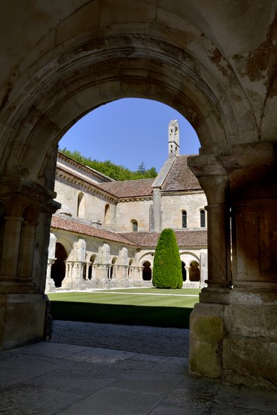 Romaans architectuur: uitzicht op het klooster en de gebouwen van de Cisterciënzer abdij van Fontenay, Bourgondië door Romanesque