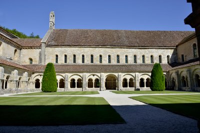 Romaans architectuur: uitzicht op het klooster en de gebouwen van de Cisterciënzer abdij van Fontenay, Bourgondië door Romanesque