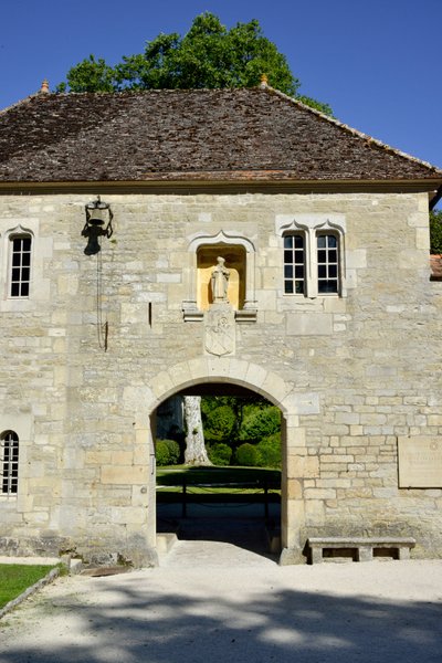 Romaanse architectuur: uitzicht op de ingang van de Cisterciënzer abdij van Fontenay, Bourgondië door Romanesque