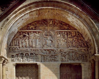 Romaans kunst: Tympaan gebeeldhouwd dat het laatste oordeel voorstelt, rechts van Christus het Paradijs, links de chaos van de hel. Beeldhouwwerk (1130-1140) van de abdijkerk van Sainte Foy in Conques (Aveyron), Frankrijk door Romanesque
