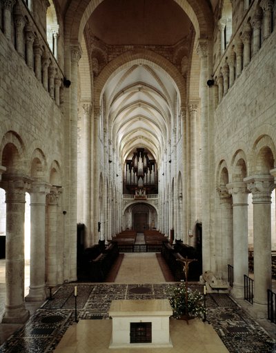 Romaans kunst: binnenaanzicht van de Basiliek van Saint Benoit sur Loire (Loiret) gebouwd tussen de 11e en 13e eeuw door Romanesque