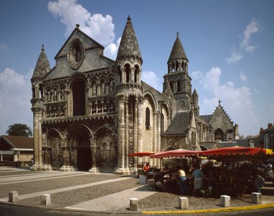 Romaans kunst: zicht op Notre Dame la Grande. 12e eeuw Poitiers door Romanesque