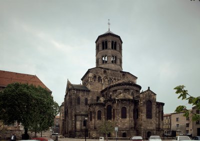Romaans kunst: zicht op de benedictijnse abdij Saint Austremoine d