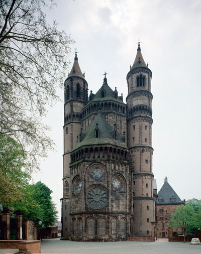 Romaans kunst: uitzicht op de apsis van de Sint-Pieterskathedraal (11e-13e eeuw) Worms, Duitsland door Romanesque