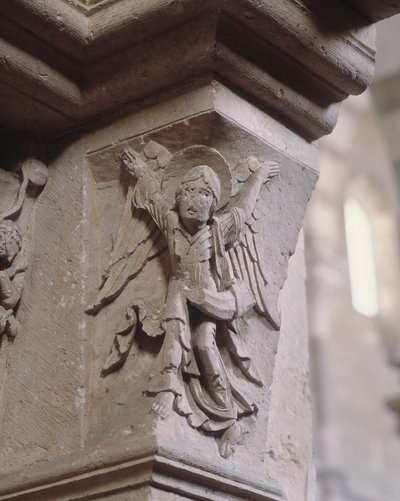 Zuidportaal: een engel brengt de blijde boodschap (engel met een olifant) (beeldhouwwerk) door Romanesque