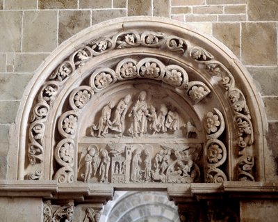 Zuidportaal: de annunciatie, het bezoek, de geboorte en aanbidding van de wijzen (beeldhouwwerk) door Romanesque