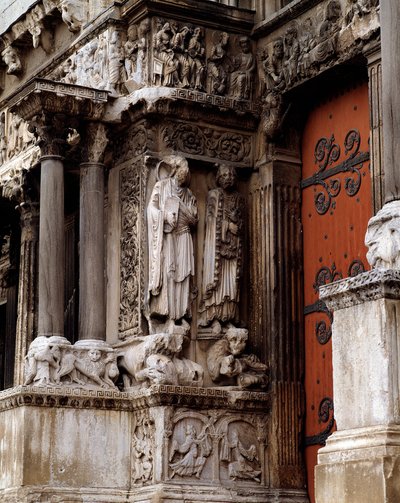 Sint Jan en Sint Petrus, centraal portaal van de westgevel door Romanesque