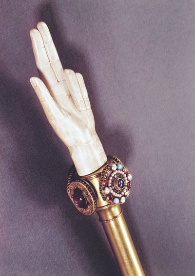 De hand van gerechtigheid van de koningen van Frankrijk, uit de schat van St. Denis (ivoor en edelstenen) door Romanesque