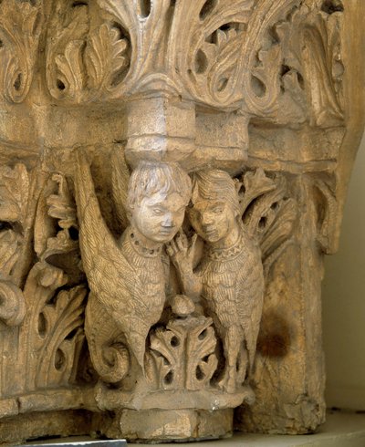 Top versierd met sirenes en vogels naar het model van die van de Kerk Saint Loup de Naud (Seine en Marne) 1170 door Romanesque